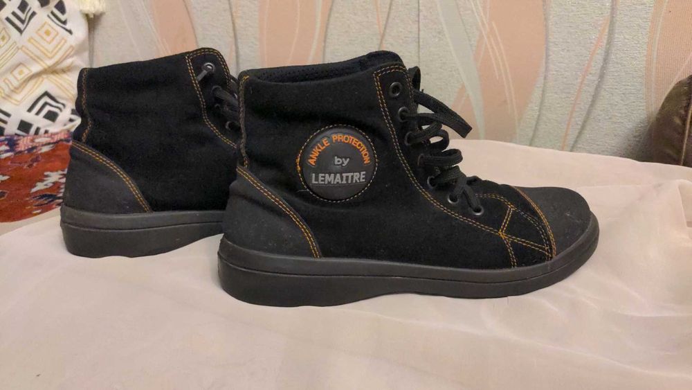 Замшеві ботинки. Спеціальне жіноче взуття