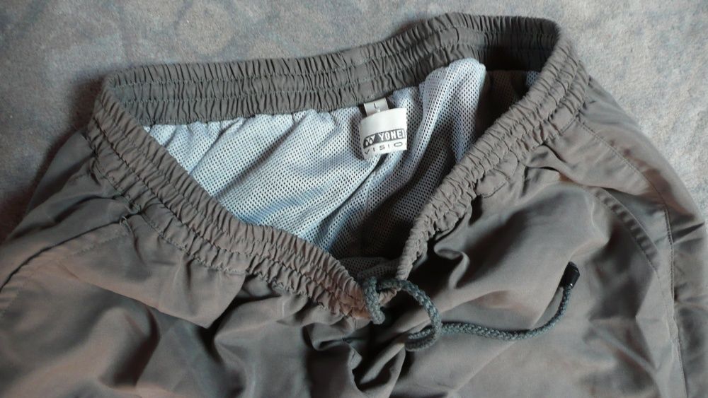 świetny dres YONEX L