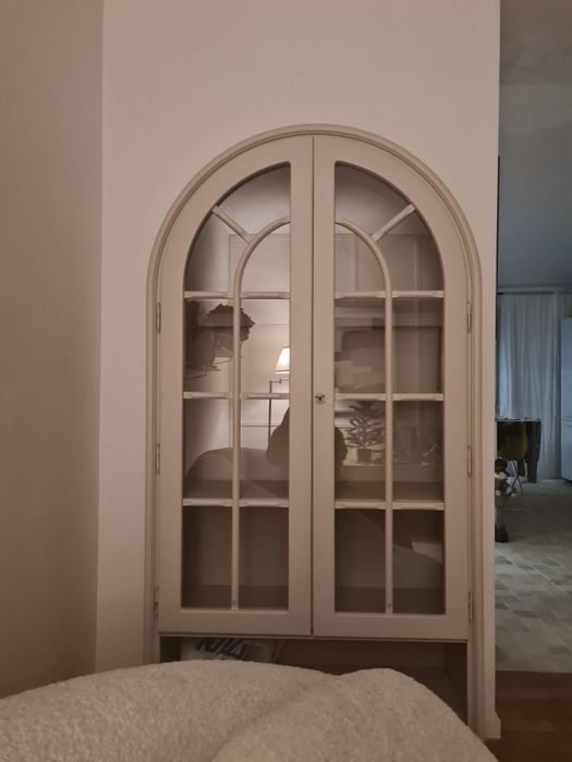 Witryna beżowa piekna