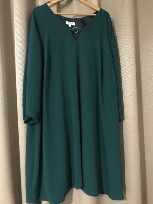 Стильна жіноча сукня для коасунь з пишними формами