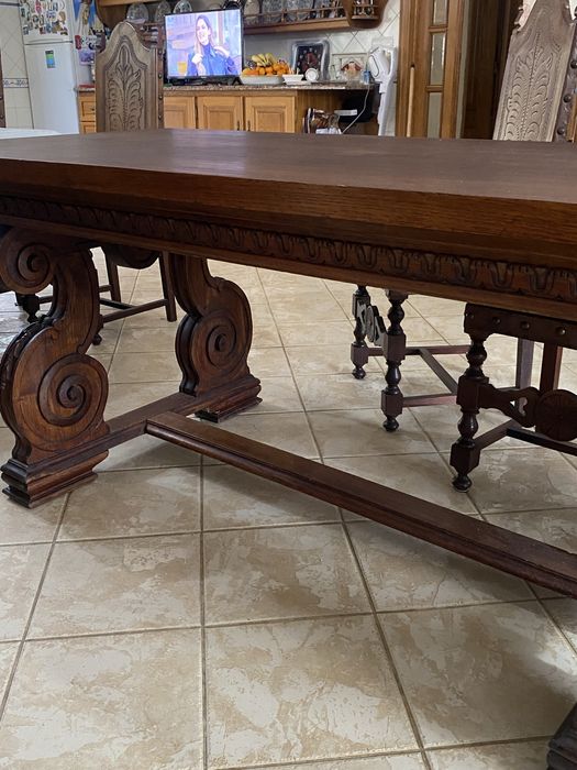 Vendo mesa de madeira com 8 cadeiras