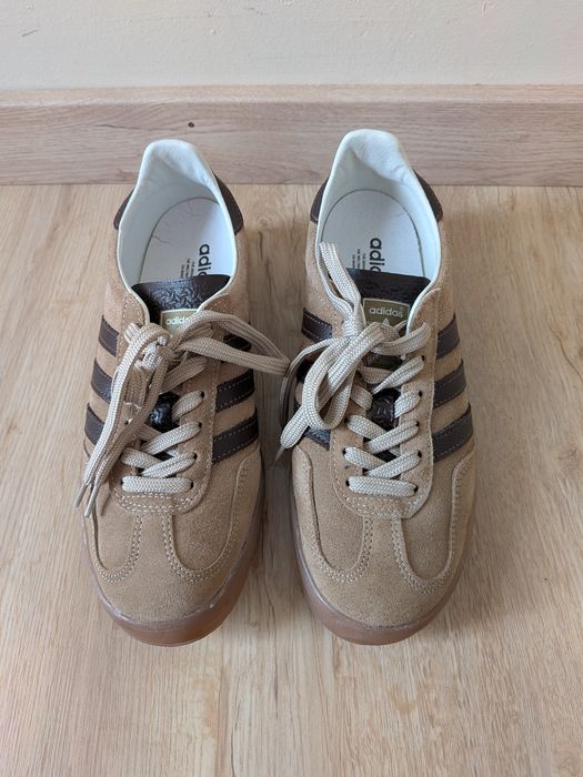 Sapatilhas e sapatos novos.