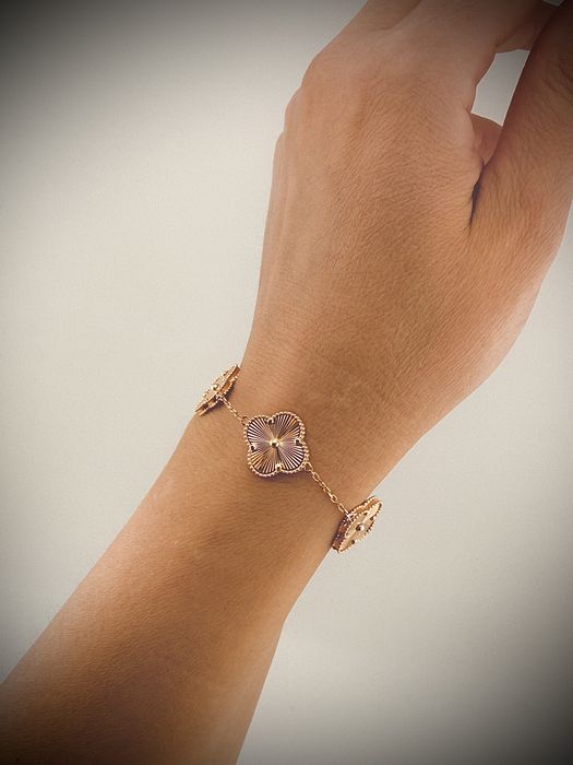 Прикраси у стилі «Van Cleef»