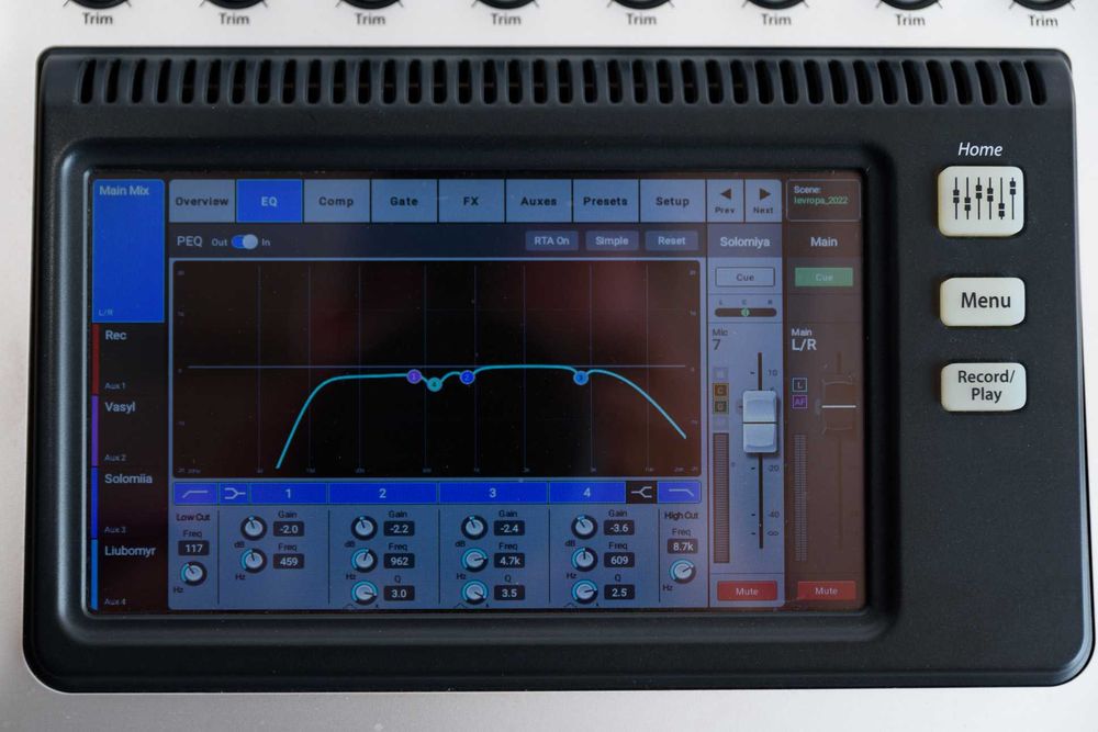 Цифровий мікшерний пульт QSC TouchMix-8