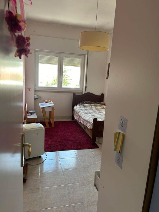 Quarto para arrendamento na Costa da Caparica entrada imediata.