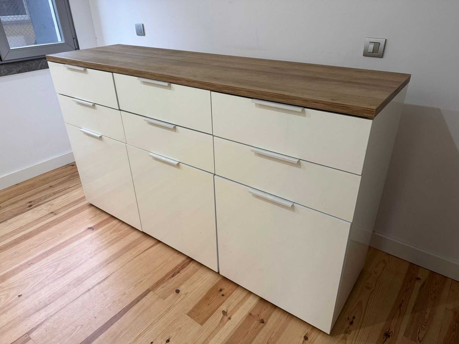 móvel de gavetas e prateleiras