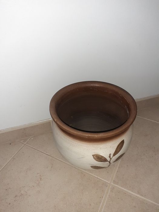 Vaso castanho e creme.