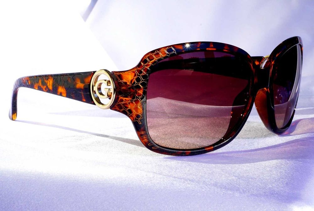 Okulary słoneczne Guess GU7310  bursztunowe skóra węża ray ban chanel