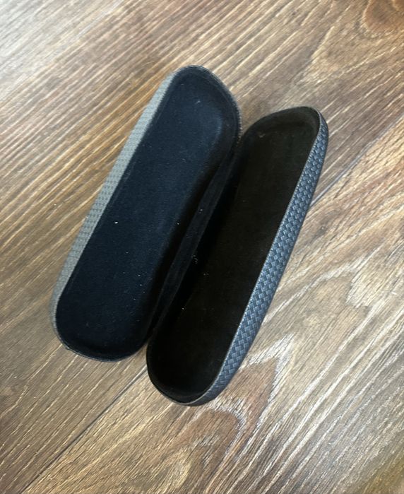 Czarne etui na okulary