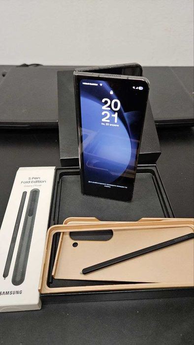 Samsung Galaxy Z Fold 5 — 12/512 GB + etui, Komplet