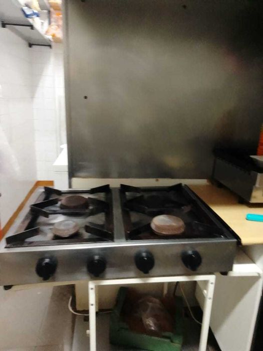 Fogão, arca, mesas, cadeiras