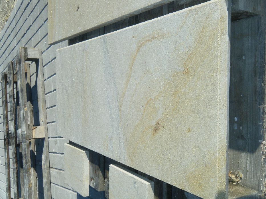 Kamienne parapety z piaskowca Długopole - wymiar, polerowane, trwałe