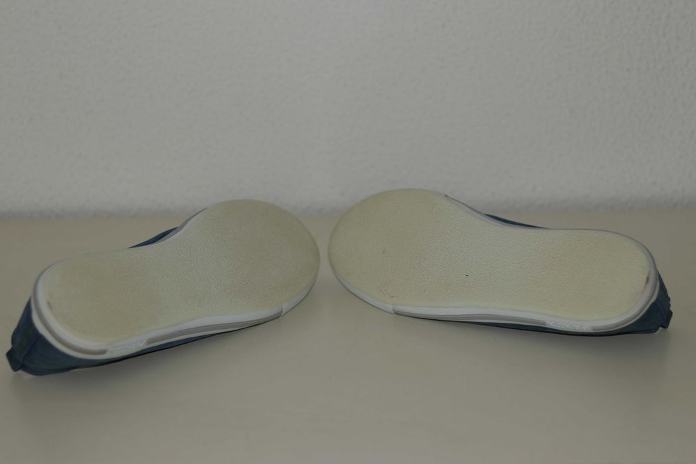 Sapatilhas PRADA em camurça na cor azul-marinho