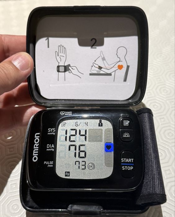 Monitor de pressão arterial de pulso Omron RS7 Intelli IT com Bluetooth