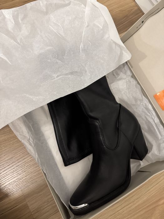 Buty muszkieterki na obcasie