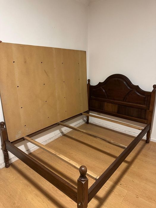 Cama de madeira escura