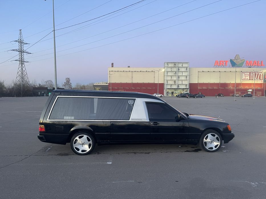 Катафалк Mercedes E-class Pollmann W124