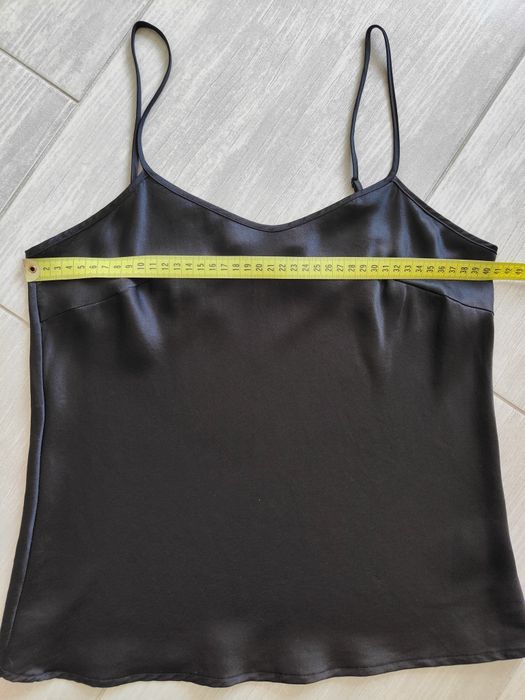 Lovli Silk M elegancki czarny jedwabny top na ramiączkach