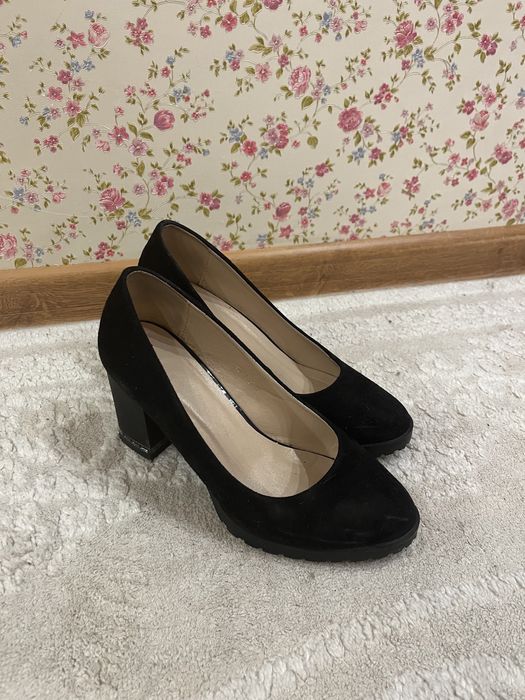Чорні туфлі на стійкому каблуці