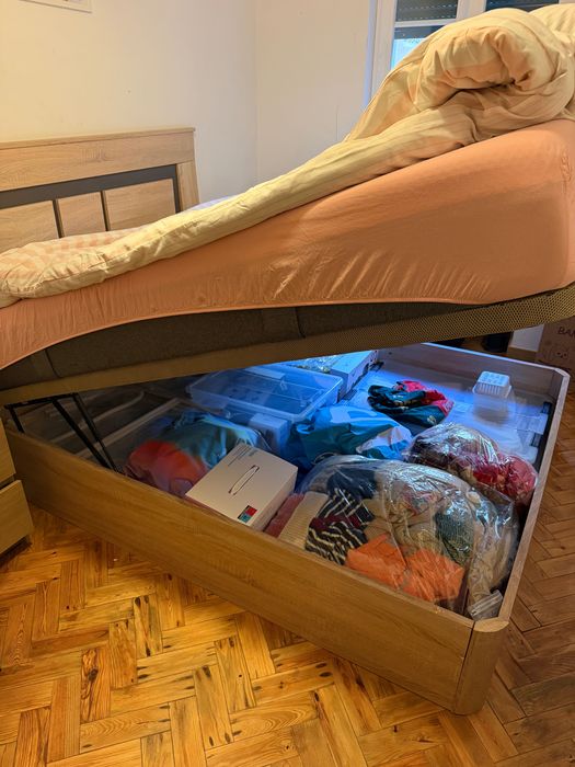 Cama casal com arrumação