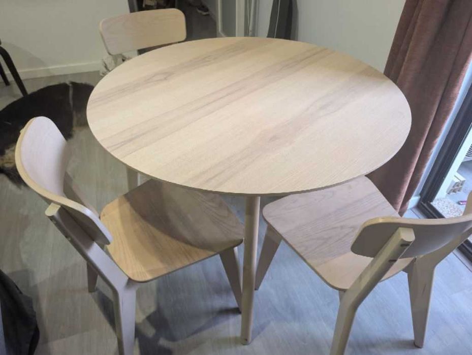 Mesa redonda de 105 cm, modelo Lisabo da IKEA, na cor ash, com 4 cadeiras
