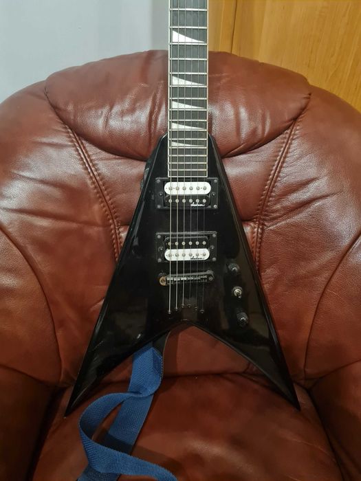 Jackson King V JS32T Black (Zebra Pickups version)