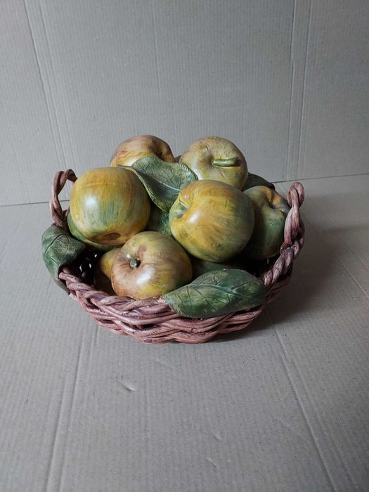 Cesto com Maçãs em Cerâmica – Peça Decorativa
