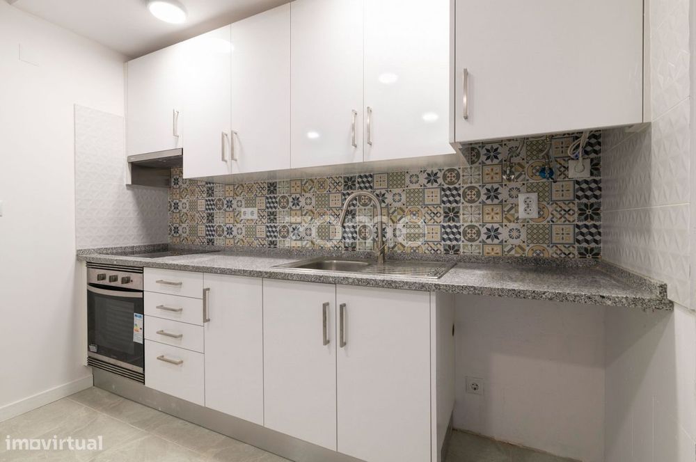 Atelier convertido em T2, Massamá