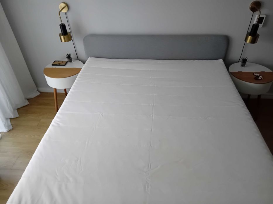 Cama estofada + colchão em excelente estado
