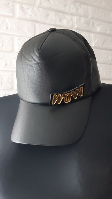 Skórzana czapka z daszkiem ze złotą aplikacją regulowana