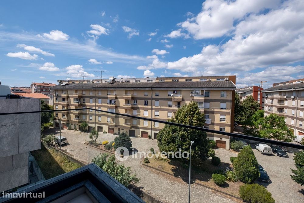 Apartamento T1+1, semi-novo, em Coimbra