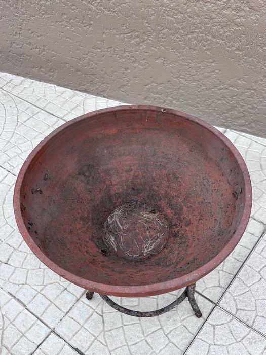 Vaso com estrutura de ferro antigo