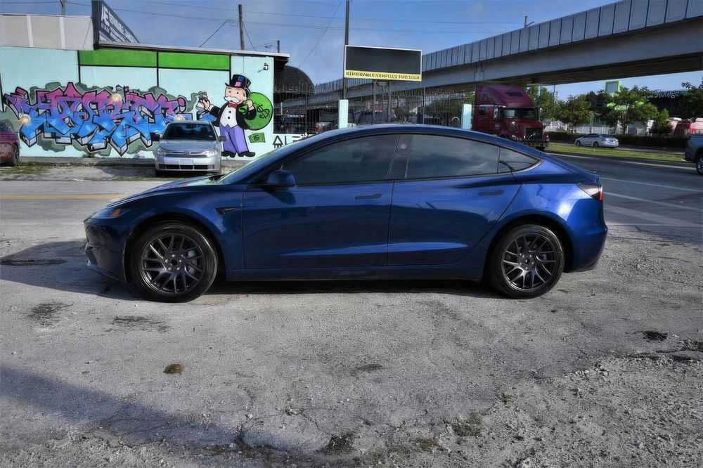 Tesla Model 3 Long Range      2025