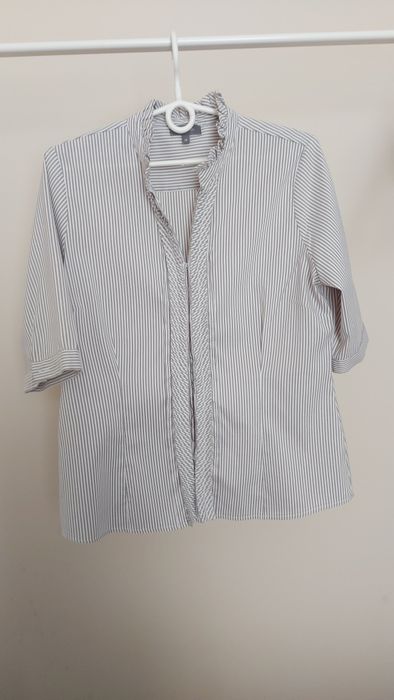 Bluzeczka w paski zapinana na haftki.