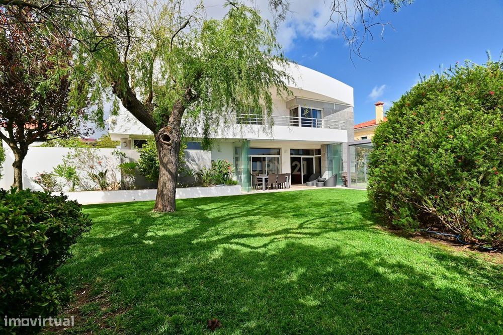 Luxuosa Moradia Isolada na Serra de Carnaxide com Piscina