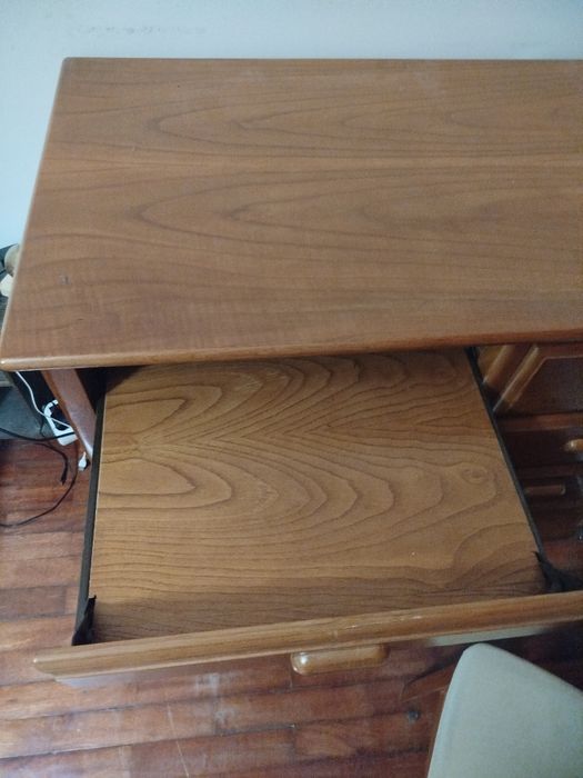 Mesa de escritório com cadeira