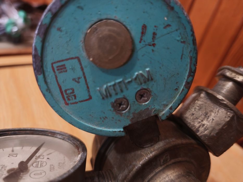 Кислородный редуктор, используемый для газосварки и резки.