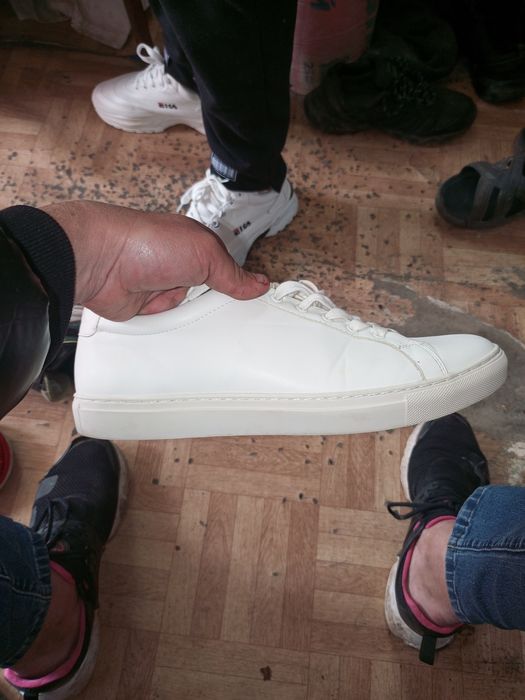 Продам кросовки колір білий