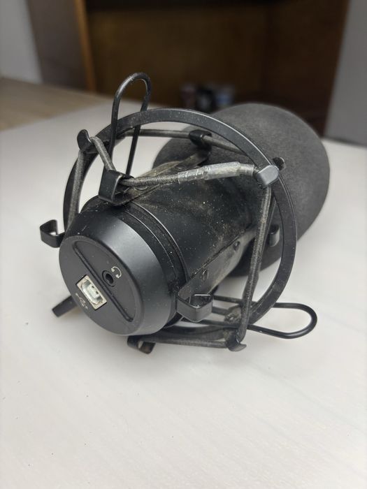 Microfone condensador com suporte anti-vibração (shock mount)