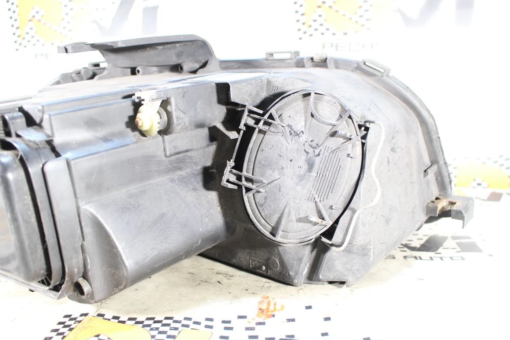 Ótica / farol esquerda AUDI A3 (8P1)