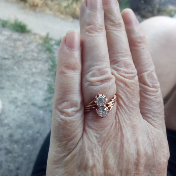 Кольцо с двумя бриллиантами по 0.66 карат.