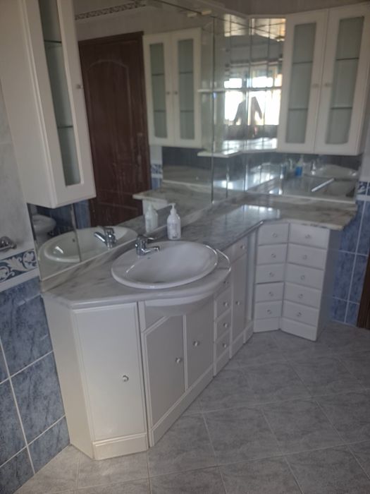 Móvel e espelhos para wc