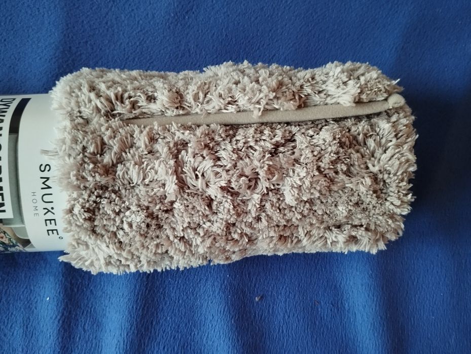 Beżowy puszysty dywanik Smukee 65x100 cm Nowy