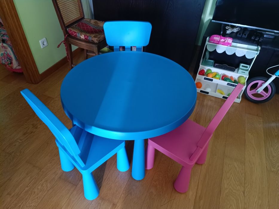 Mesa de criança e 3 cadeiras