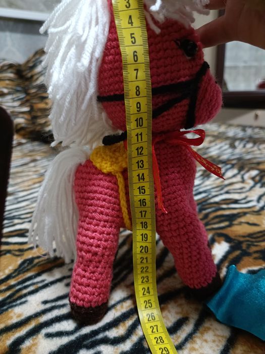 В'язана іграшка кінь .