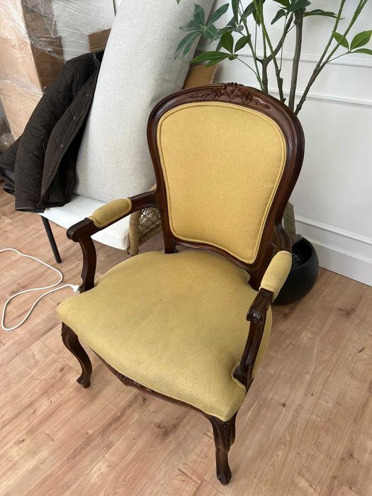 Cadeirão Bergere (estilo Luís XV) com forro amarelo