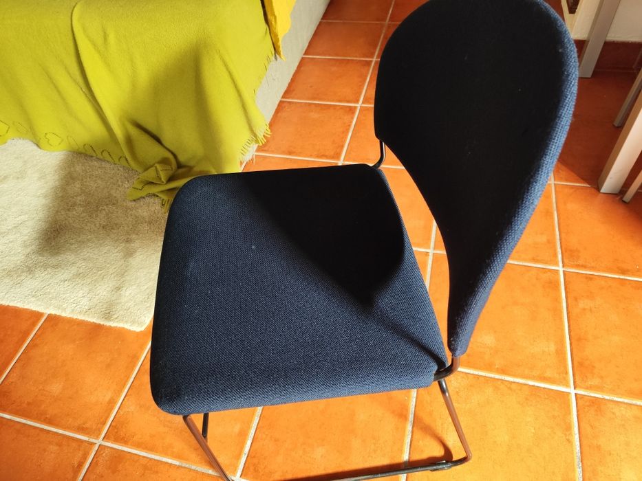 Cadeira escritório em tecido azul escuro
