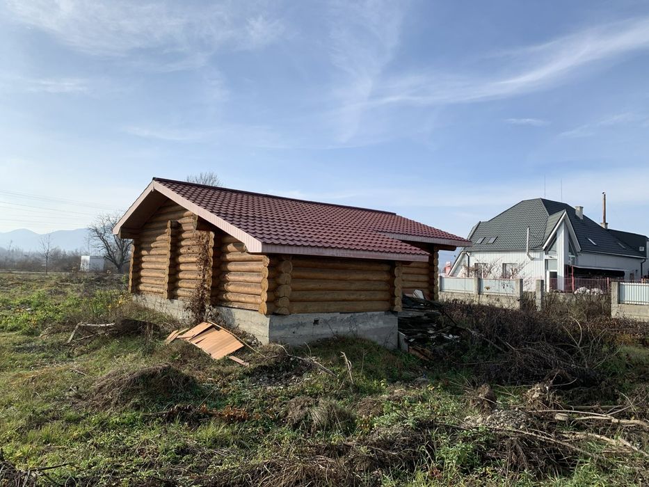 Деревʼяний будинок із дикого зрубу