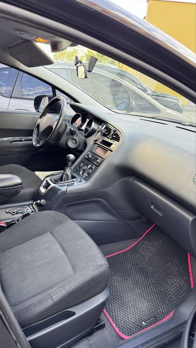 Peugeot     5008