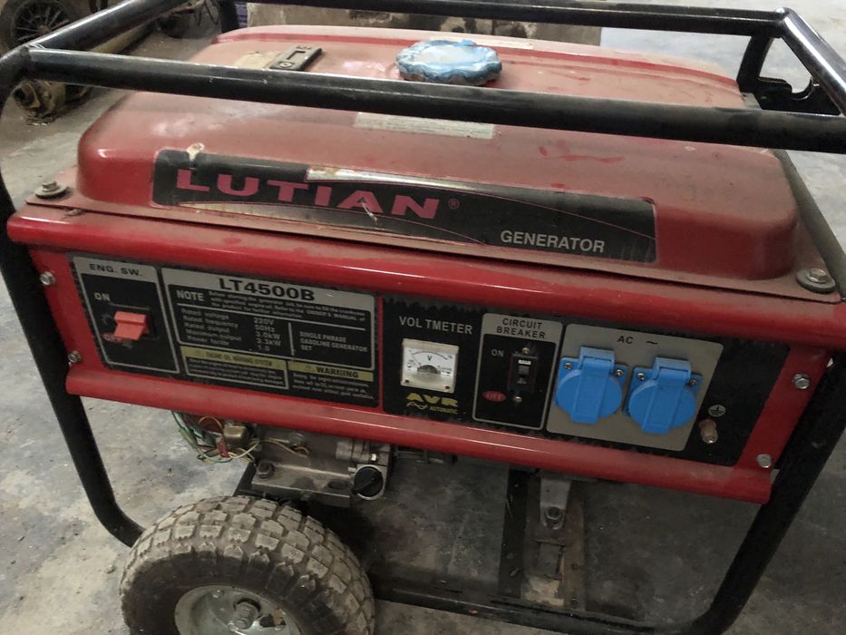 Gerador Monifasico com kit rodinhas em muito bom esrado; poucas horas;